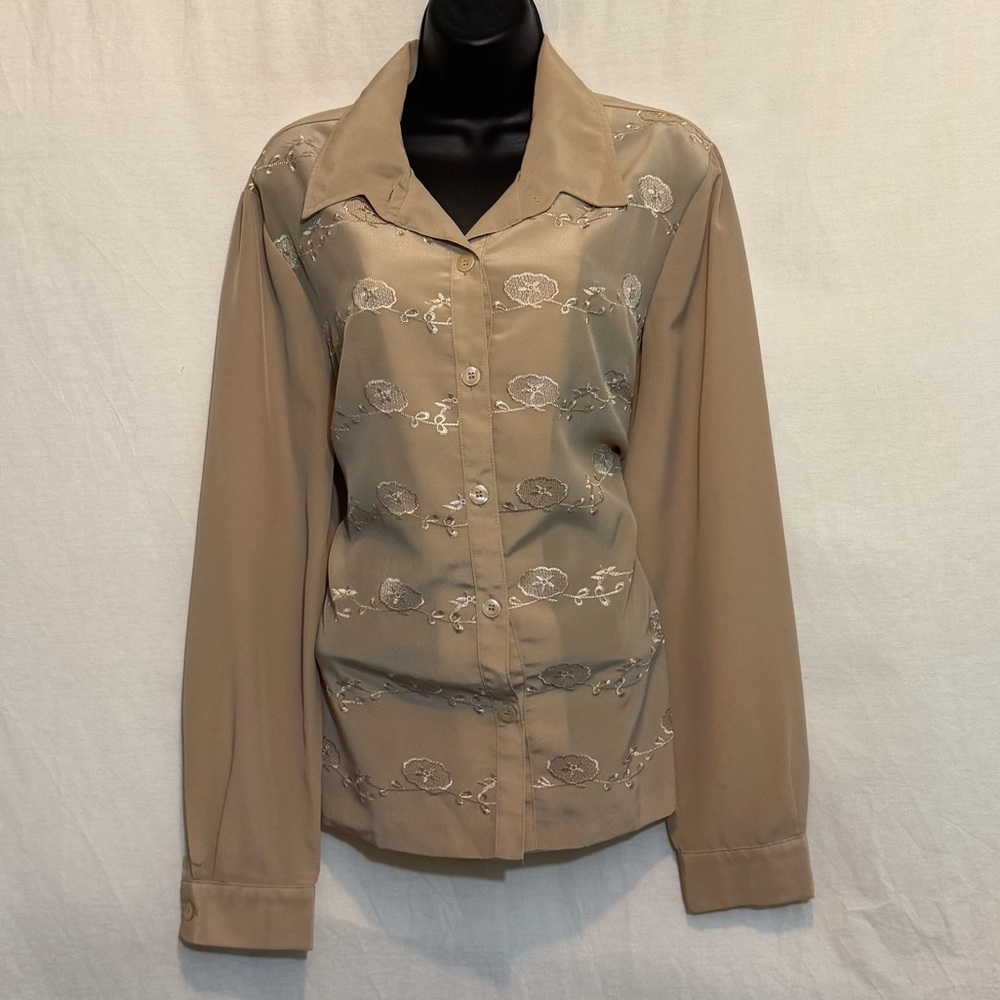 D-137 Elisabeth Williams Tan Embroidered Long Sleeve Button Down‎ Blouse Size L